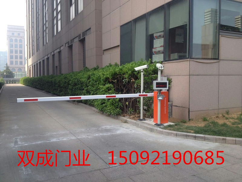 車庫(kù)車牌識(shí)別道閘安裝 